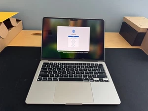 2024 Apple MacBook Air 13-inch M3 Chip 24GB RAM 512GB SSD Starlight - Afbeelding 1 van 8