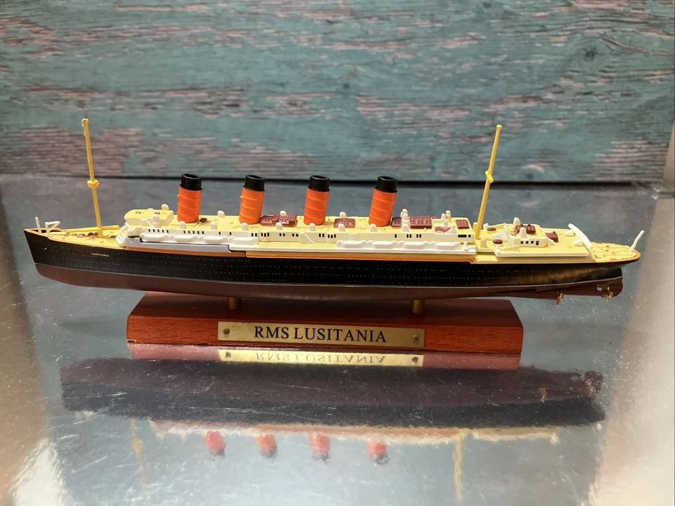 1:1250 RMS Lusitania Ocean Liner Model – Display Stand–Historic Collectible Ship - Image 1 of 4