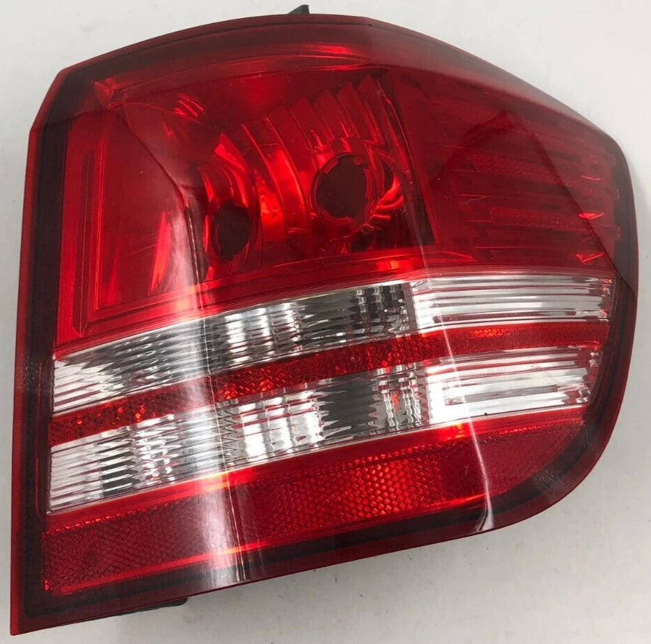 Luz trasera lateral para pasajeros Dodge Journey 2009-2011 OEM D02B21021 Foto 1 de 4