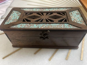 Vintage geschnitzte Holz Schmuck Karten Box mit Mosaik Stoff Top - Bild 1 von 3