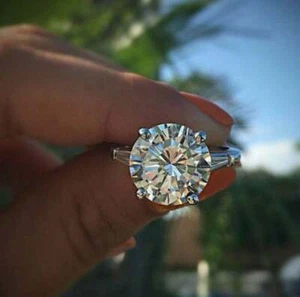 Anello di Fidanzamento Oro Bianco Massiccio 14K 3.Ct Taglio Tondo Moissanite 3 Pietre Misura 5,5 - Foto 1 di 2