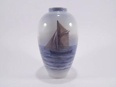 Jarrón vintage Royal Copenhagen 'Marina con barco vikingo' Foto 1 de 4