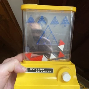 Vintage Tomy Waterful Triangles Handheld Puzzle Wasserspiel 1976 - Bild 1 von 4