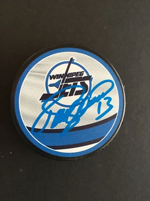 TEEMU SELANNE AUTOGRAFIADO WINNIPEG JETS PUCK CON CORTE J.S.A. Foto 1 de 4