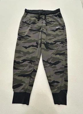 Calça de moletom Nike Dri-FIT camuflada feminina M verde cônica CZ1449-082 - Imagem 1 de 4