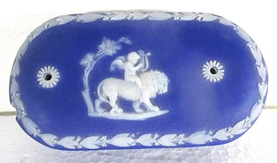 JASPERWARE OVAL ESTRANHO WEDGWOOD JASPERWARE FRASCO/TRA COM 2 FUROS FEITOS EM PERFEITO ESTADO NA CAPA - Imagem 1 de 4