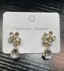 Orecchini a goccia con fiori color oro con pietre trasparenti - Foto 1 di 3