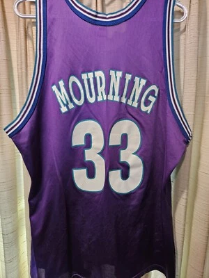 Camiseta vintage roxa Charlotte Hornets Alonzo Mourning #33 tamanho 48 NBA Champion - Imagem 1 de 4
