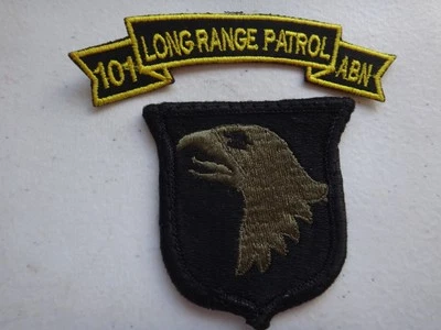 Parche de la 101ª División Aerotransportada de la Guerra de Vietnam de los Estados Unidos y pergamino de PATRULLA DE LARGO ALCANCE Foto 1 de 4