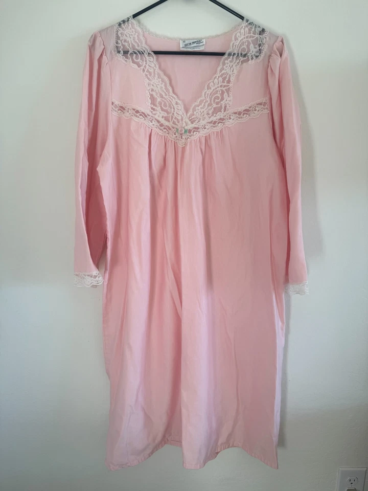 Camisón vintage de encaje rosa Lily of France manga larga ropa de dormir nailon mediano Foto 1 de 4