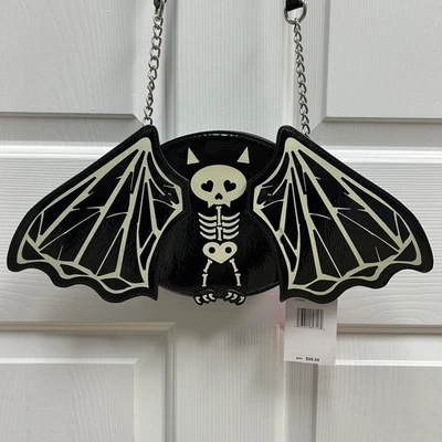 Nuevo con etiquetas Bolso Bandolera Betsey Johnson Brilla en la Oscuridad Murciélago Alas Movibles Cartera Foto 1 de 4