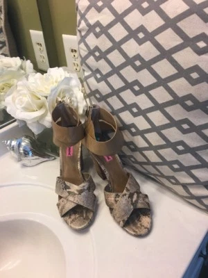 BETSEY JOHNSON BAZAR Sandalias doradas con correa al tobillo y tiras zapatos veganos 8 Foto 1 de 4