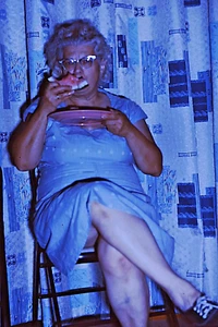 1964-Vintage 35mm Slide, Lady Modeling, sitting for Amateur Photographer # 7011 - Picture 1 of 1