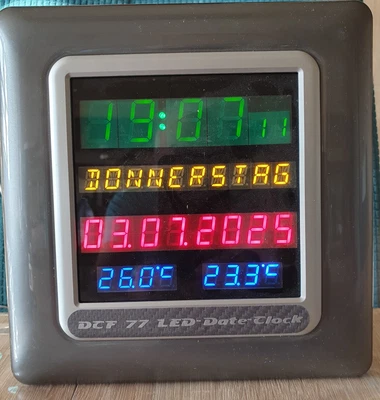 NEU - DIPs LED-Funk-Wohnraumuhr mit Datum, Klartextwochentag und Thermometer - Bild 1 von 4