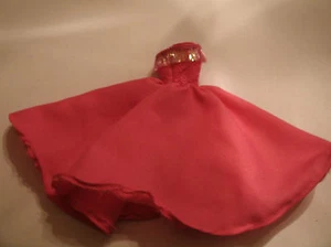 Handgefertigtes Barbie Kleid rosa Polyester mit Fransenbesatz an der Brustlinie - Bild 1 von 2