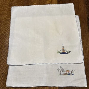 Zwei Leinenservietten asiatisches Design Kreuzstich mit blauen Deckenstichkanten - Bild 1 von 7