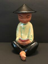 + Keramik Figur, CHARLY BAUER, sitzender CHINESE mit Buch, unbeschädigt