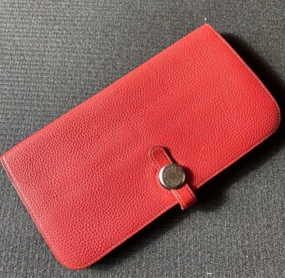 Cartera Larga HERMES Dogon con Billetera Estuche para Tarjetas Cuero Rojo Dorado Herrajes Usada Foto 1 de 4