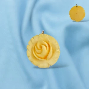 Vintage geschnitzter Harz Rose Anhänger Faux Elfenbein Blumen Schmuck goldfarben Kaution - Bild 1 von 3