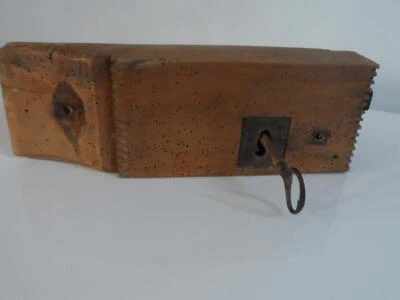 ancienne serrure de porte de grange ou chateau avec sa clé - Photo 1/4