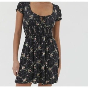 Urban Outfitters Charlie Strick schwarz Blumen Rüschen Babydoll Minikleid Damen S - Bild 1 von 5