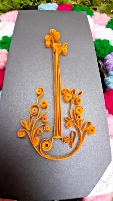 Hermosa tarjeta de felicitación de guitarra naranja hecha a mano con acolchado de papel para celebridades Foto 1 de 4