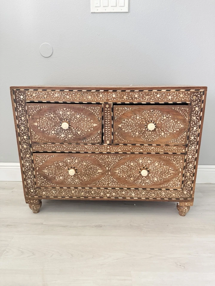 Cajonera antigua anglo india festoneada Foto 1 de 4