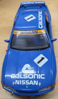 Modellino auto da corsa Calsonic Nissan Skyline GT-R scala 1/18 blu autentico... - Immagine 1 di 3