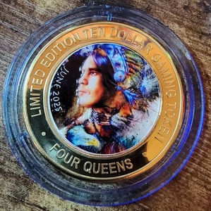 Gorra Four Queens 2025 $10 azul Silver Strike Indian lanzamiento junio - Imagen 1 de 2