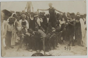 Foto postal real vintage de los años 20 - Foto de playa de grupo - Trajes de baño - Imagen 1 de 2