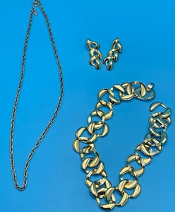 GOLD COLOR SARAH CONVENTION CHAIN 22" & SET EARRINGS VINTAGE 80'S  - Picture 1 of 12