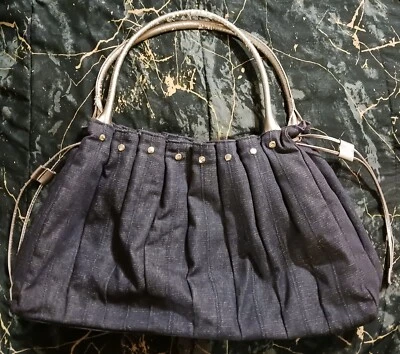 Bolso de hombro plisado denim azul oscuro Victoria’s Secret Foto 1 de 4