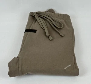 PANTALONES DEPORTIVOS FEAR OF GOD ESSENTIALS DESIERTO TOPO TALLA PEQUEÑA AUTÉNTICOS - Imagen 1 de 10