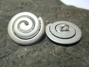  Metallknopf silber matt Wirbel 18 mm 23 mm Nähen Stricken Häkeln Trachten  - Bild 1 von 3