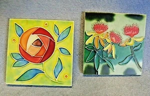 "Juego de 2 azulejos de cerámica colgantes de pared hechos a mano texturizados esmaltados 4 1/4"" X 4 1/4" - Imagen 1 de 4