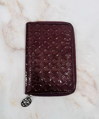 COACH AGENDA - Cuero con patente ciruela en relieve con | Herrajes plateados y detalle dorado Foto 1 de 4