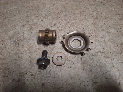 Honda CB600F Hornet 2006 - motor pick up engranajes y perno de fijación Foto 1 de 2