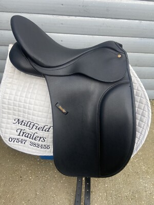 17 Inch Black Wintec Dressage Saddle With Cai...