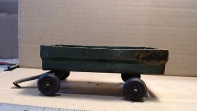 La caja de vagones de granja acampanados verdes vintage de los años 60 es de 5,5" de largo acero prensado sin marca Foto 1 de 4