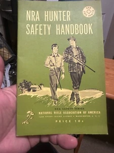 Rare Vimtage Beautiful 1957 Copyrighted NRA Hunter Safety Handbook 1959 Revision - Imagen 1 de 3