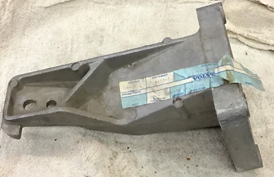 Soporte de montaje de motor derecho genuino OEM Volvo 740 1329427 (282) Foto 1 de 3