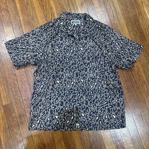 A BATHING APE (BAPE) Camicia BAPE A Bathing Ape seta rayon con bottoni S S colletto Big Ape mimetica marrone