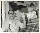1964 Press Photo Ralph Raphael holds up 3 fingers to show number of robberies