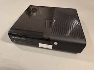 Consola de juegos Microsoft Xbox 360 E 250 GB sistema negro 1538 *TOTALMENTE RESTAURADA* - Imagen 1 de 3