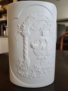 AK Kaiser Woman in Garden Basket 0315 Bisque Matte Oval Vase, 8 5/8" Tall white - Bild 1 von 9
