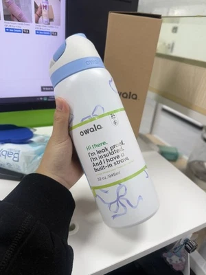 Bottiglia acqua Owala 32 oz legata e veri fiocchi blu edizione limitata regalo nuova in mano - Immagine 1 di 4
