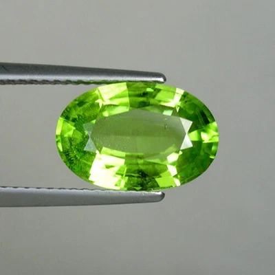 3.83 ct -  LUSTROUS - BEST GREEN  BURMESE   NATURAL PERIDOT  Oval   22113  6C - Image 1 of 2
