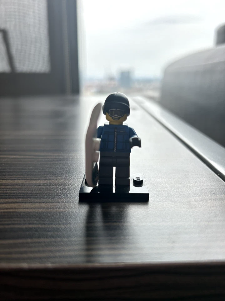 LEGO Minifigure - Snowboarder Guy - Series 5 - Image 1 of 1