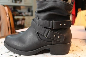 Torrid Riemchen Schnalle Stiefeletten - Schwarz MOTO? Größe 8WW - Bild 1 von 11