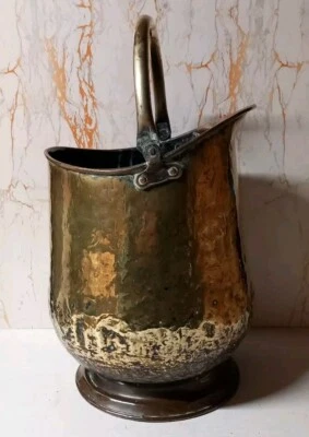 Antigue Large Brass/copper Coal Scuttle Hammered  With Swing Handle Circa 1900s. - Image 1 of 4